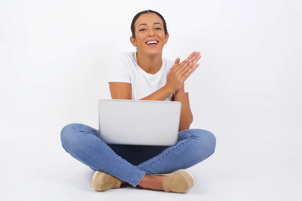 Junge Erfolgreiche Frau Mit Laptop Glücklich Lächelnd Und Die Hände — Stockfoto