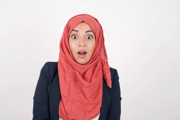 Συναισθηματικά Όμορφη Μουσουλμάνα Γυναίκα Φοράει Μαύρο Σακάκι Και Μαντίλα Ανοιχτό — Φωτογραφία Αρχείου