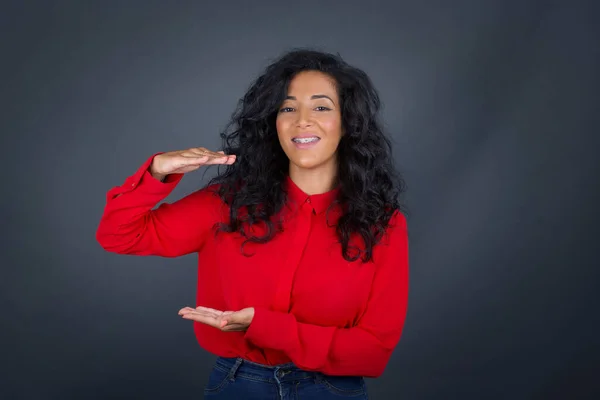 Mujer Morena Con Pelo Rizado Con Camisa Roja Sobre Fondo — Foto de Stock