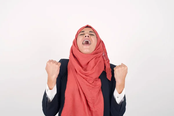 美しいイスラム教徒の女性の肖像画は黒いブレザーを着て ヒジャブは興奮して見て 手を上げて 予期しないことに気づきます — ストック写真