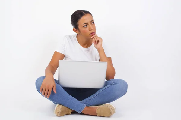 Colpo Contemplativa Donna Araba Premurosa Con Computer Portatile Tiene Mano — Foto Stock