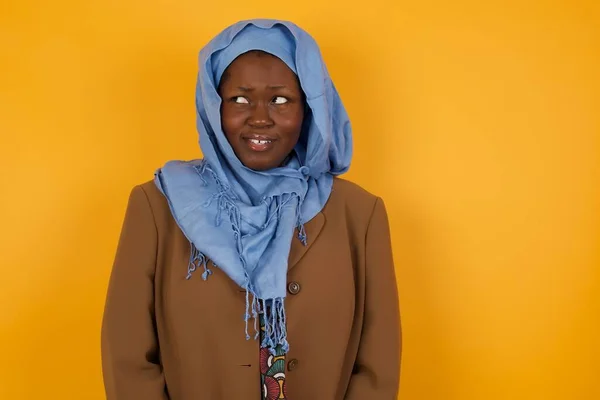 Marzycielska Młoda Muzułmanka Afroamerykanka Przenikliwym Wyrazem Twarzy Odwraca Wzrok Trzyma — Zdjęcie stockowe