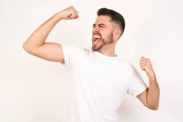 Aantrekkelijke Man Viert Een Overwinning Met Zijn Vuisten Lucht Een — Stockfoto