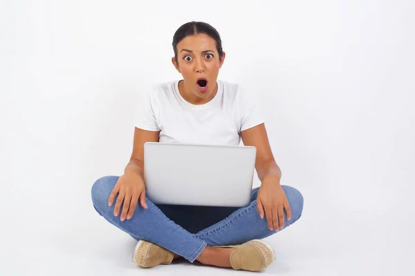 Atractiva Mujer Árabe Con Portátil Con Mirada Aturdida Conmocionada Con — Foto de Stock