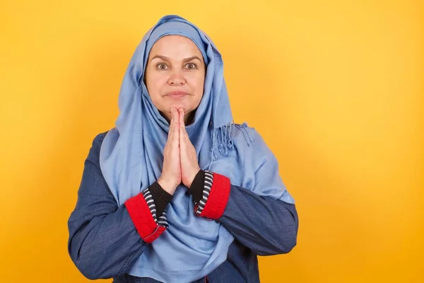 Horizontal Portrait Prettymiddle Aged Muslim Woman Hijab Keeps Palms Together — Stock Photo, Image