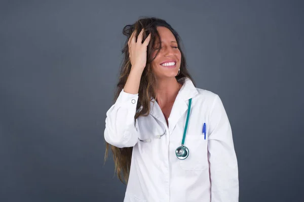 Strzał Szczęśliwy Młody Lekarz Kobieta Pozytywny Uśmiech Długie Włosy Raduje — Zdjęcie stockowe