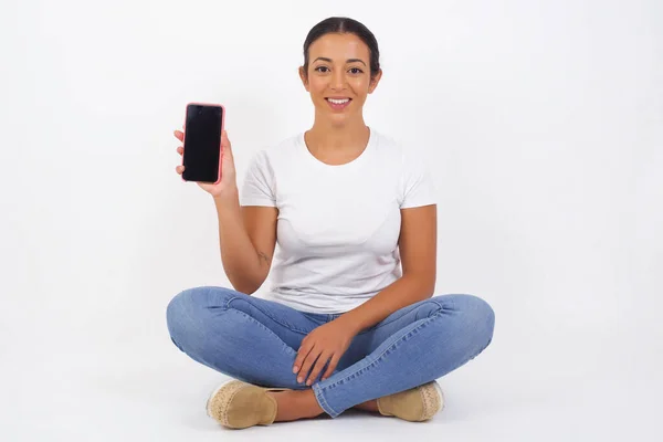 Young Beautiful Woman Showing Smartphone Studio — Stock Photo, Image