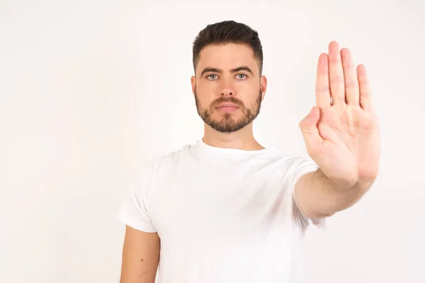 Jonge Blanke Man Wit Shirt Doet Stop Gebaar Met Palm — Stockfoto