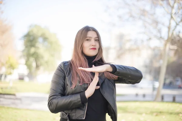 Jong Mooi Vrouw Gebaar Het Park — Stockfoto