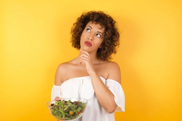 Espressioni Facciali Emozioni Ragionevole Bella Araba Con Insalata Che Tiene — Foto Stock