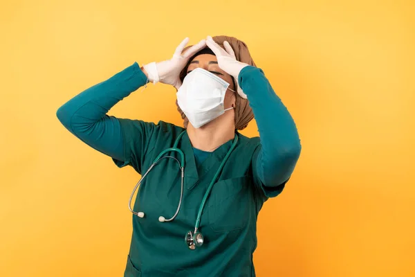 Schrecklich Stress Schock Porträt Einer Arabischen Ärztin Mit Gesichtsmaske Die — Stockfoto