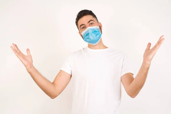 Hombre Alegre Con Máscara Médica Haciendo Gesto Bienvenida Levantando Los — Foto de Stock