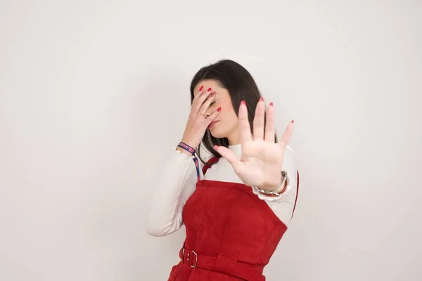 Nsanlar Vücut Dili Avrupalı Genç Bir Kadın Avuçla Gözlerini Kapar — Stok fotoğraf