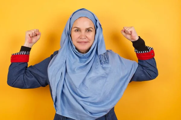 Waist Shot Middle Aged Muslim Woman Hijab Raises Arms Show — Stock Photo, Image