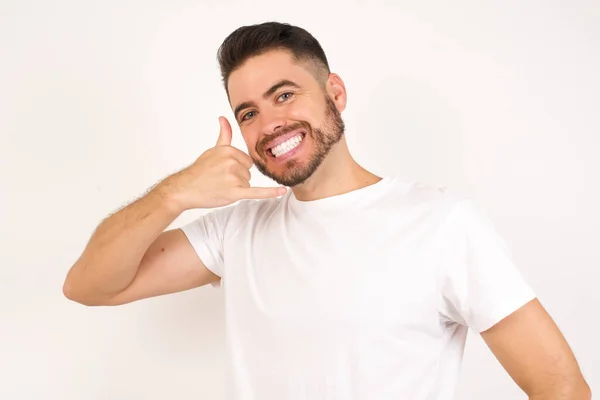 Attraktiv Ung Kaukasier Man Bär Vit Shirt Casual Kläder Imiterar — Stockfoto