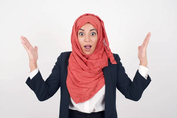成功のコンセプト 陽気で美しいイスラム教徒の女性は黒いブレザーとヒジャブを着て手を上げ 幸せに満ちた目で彼女の偉大な業績を喜んでいます — ストック写真