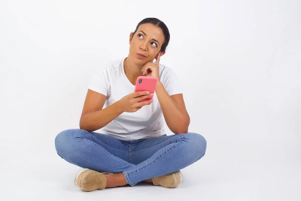 Imagem Pensamento Sonhando Jovem Bela Mulher Posando Isolado Sobre Fundo — Fotografia de Stock