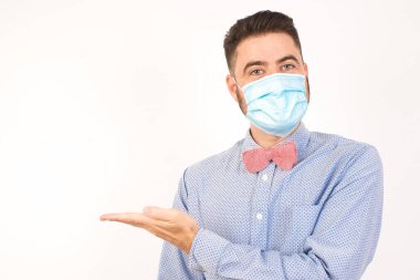 Tıbbi maske takan mutlu bir adam der ki: 