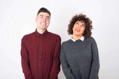 Genç çift izole edilmiş bir geçmişe bakıyor. 