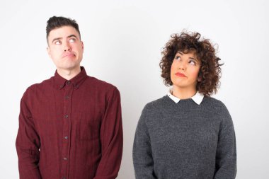 Tecrit edilmiş genç bir çift 