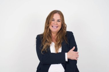 İnsanlar, yaşam tarzı, gençlik ve mutluluk kavramı. Tüylü siyah saçlı, esmer, utangaç orta yaşlı bir kadın. Sevdiği çocuk onu dışarı davet ettikten sonra mutlu oluyor..