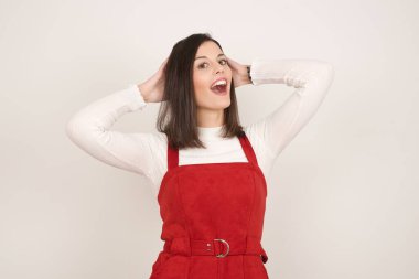 Sevinçten havalara uçmuş bir kadın iyi haberler aldıktan sonra çığlık atıyor, ellerini başının üstüne koyuyor, buna inanamıyorum..