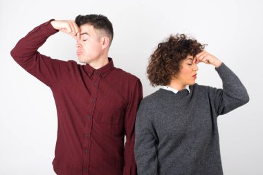 Hayal kırıklığına uğramış genç çift, izole edilmiş arka plan jestleri. 