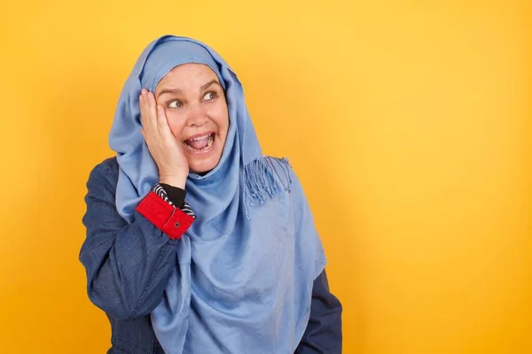 Amazement Middle Aged Muslim Woman Hijab Excited Looking Side Hand — Stock Photo, Image