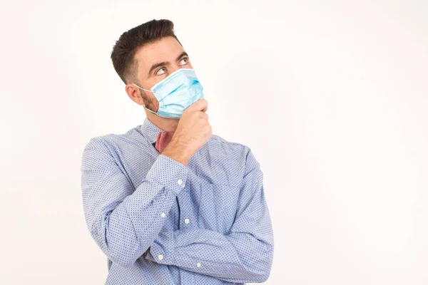 Retrato Hombre Sonriente Reflexivo Con Máscara Médica Mantiene Mano Bajo — Foto de Stock