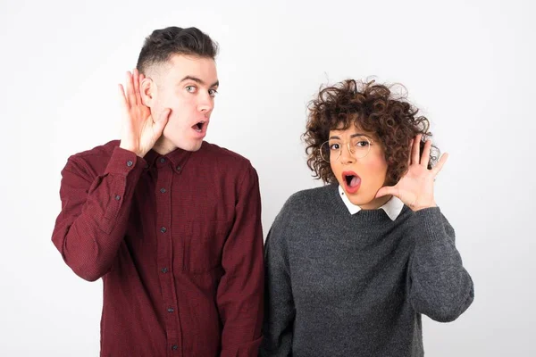 Young Couple Isolated Background Gesturing — Stock Photo, Image