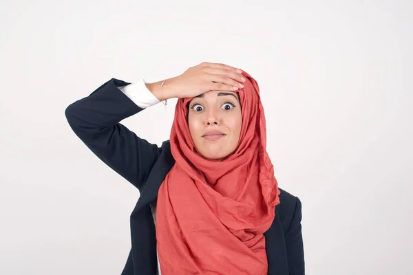 Ουπς Έκανα Όμορφη Μουσουλμάνα Γυναίκα Φοράει Μαύρο Σακάκι Και Μαντίλα — Φωτογραφία Αρχείου