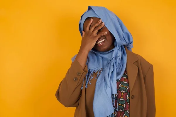 Afro Americana Musulmana Mujer Riendo Voz Alta Ocultar Emociones —  Fotos de Stock