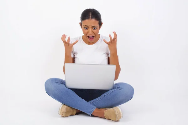 憎しみ 怒る感情的な怒りの若い女性が叫ぶ 人間の感情の概念 ラップトップコンピュータを使用して若い美しいアラブの女性 — ストック写真