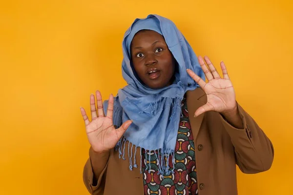 Unzufriedene Afroamerikanische Muslimin Runzelt Die Stirn Hat Einen Ekelhaften Gesichtsausdruck — Stockfoto