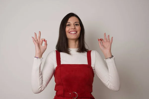 Mulher Atraente Feliz Mostra Sinal Com Ambas Mãos Como Expressa — Fotografia de Stock