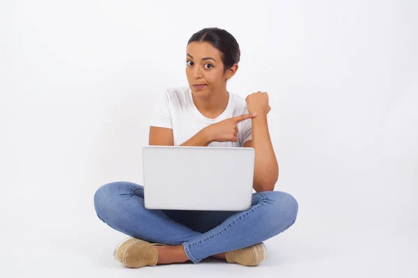 Hermosa Joven Mujer Caucásica Sobre Fondo Aislado Prisa Apuntando Ver — Foto de Stock