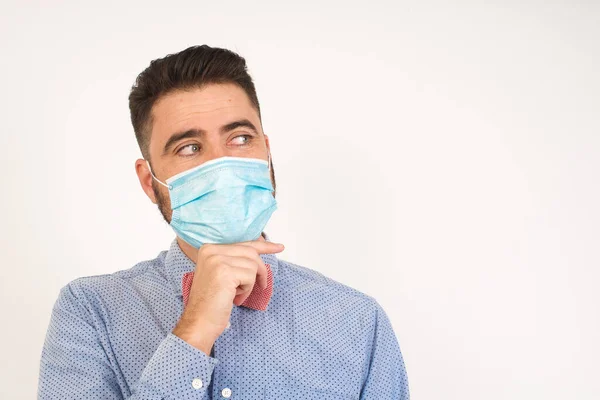 Homem Sonhador Usando Máscara Médica Com Expressão Agradável Vestindo Roupas — Fotografia de Stock