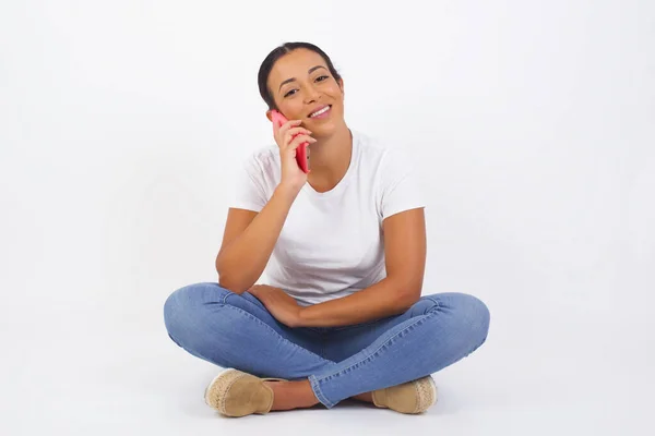 Retrato Una Joven Morena Casual Sonriente Hablando Por Teléfono Móvil — Foto de Stock
