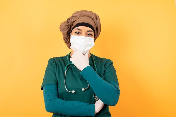 Portrait Young Beautiful Muslim Doctor Woman Green Medical Uniform Keeps — Stock Photo, Image