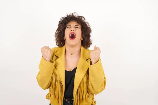 Retrato Bela Mulher Olha Com Excitação Guarda Mãos Levantadas Nota — Fotografia de Stock