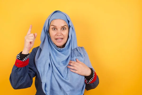 Positive Glad Middle Aged Muslim Woman Hijab Says Wow How — Stock Photo, Image
