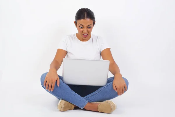 Gekke Gekke Vrouw Klemt Tanden Boos Wordt Geïrriteerd Door Komende — Stockfoto