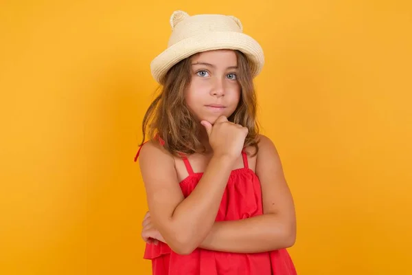 Bonito Menina Vestindo Vestido Vermelho Pensando Fundo Amarelo — Fotografia de Stock