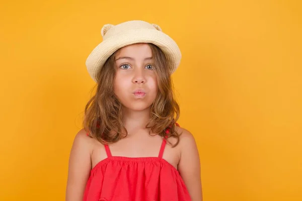 Mignonne Petite Fille Portant Une Robe Rouge Chapeau Posant Sur — Photo