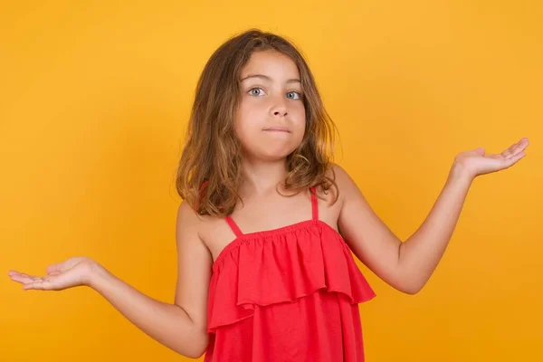 Schattig Klein Meisje Dragen Rode Jurk Verward Gele Achtergrond — Stockfoto