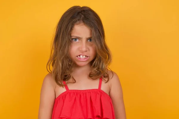 Nettes Kleines Mädchen Rotem Kleid Ist Wütend Auf Gelbem Hintergrund — Stockfoto