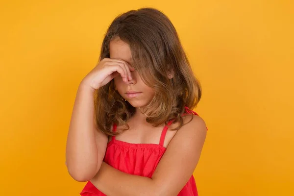 Schattig Klein Meisje Dragen Rode Jurk Het Gevoel Verdrietig Gele — Stockfoto