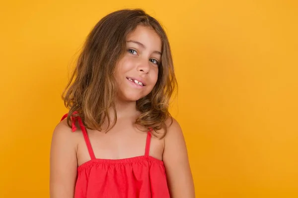 Bonito Menina Vestindo Vestido Vermelho Posando Fundo Amarelo — Fotografia de Stock