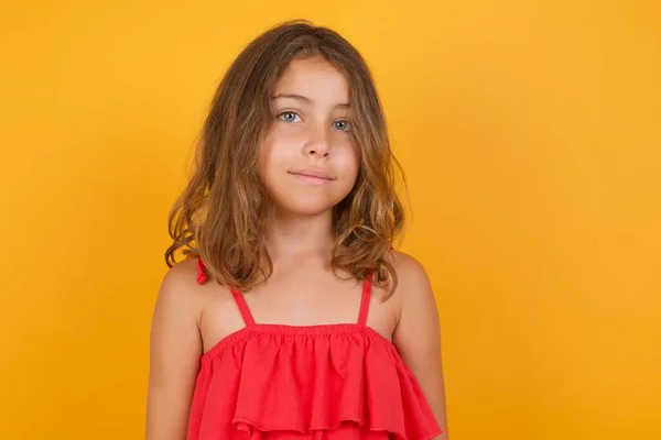 Bonito Menina Vestindo Vestido Vermelho Posando Fundo Amarelo — Fotografia de Stock