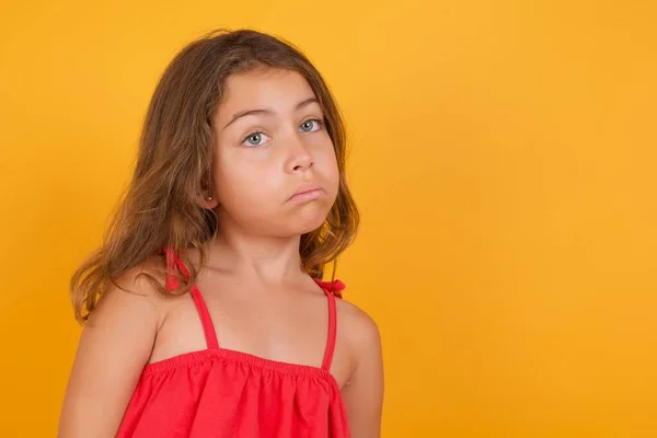 Linda Niña Usando Vestido Rojo Posando Sobre Fondo Amarillo — Foto de Stock